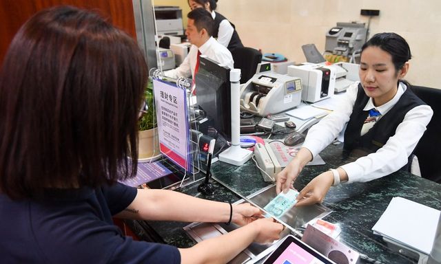 Dùng tài khoản chính chủ thanh toán bị từ chối dù còn tiền, người phụ nữ đến ngân hàng nhận tuyên bố: “Chủ tài khoản đã qua đời”