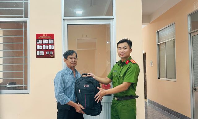 Phát hiện balo chứa nhiều vàng gồm dây chuyền, lắc tay, nhẫn... và tiền mặt: Công an mời người đàn ông SN 1962 lên làm việc
