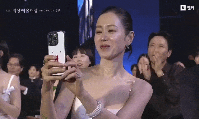 Còn gì tình tứ hơn ánh mắt Son Ye Jin nhìn Thị đế Hyun Bin?