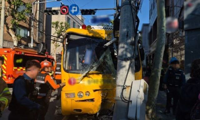 Hàn Quốc: Xe buýt đón chở nhiều trẻ em đâm thẳng cột điện, tài xế dương tính ma tuý