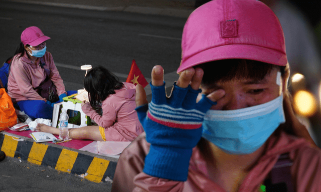 Bé gái theo mẹ bán vé số, tranh thủ học bài giữa ngã tư TP.HCM: Hoàn cảnh phía sau khiến nhiều người nghẹn lòng