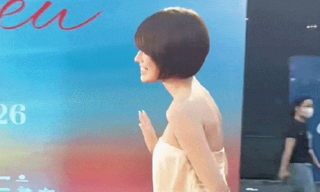 Ở đâu ra mỹ nhân Việt giống Song Hye Kyo quá vậy, từ kiểu tóc cho đến góc nghiêng chẳng khác gì chị em sinh đôi