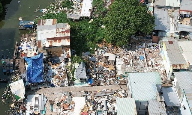 Người dân ven rạch Xuyên Tâm tháo dỡ nhà, bàn giao mặt bằng để phục vụ đại dự án hơn 17.000 tỉ đồng ở TP.HCM