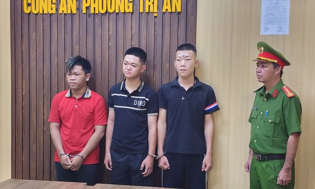 Khởi tố 4 thanh niên ném 