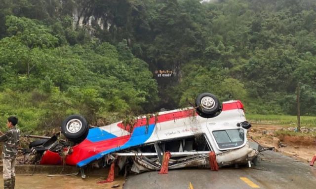 Lũ dữ quét qua Cao Bằng: Xe khách bị 