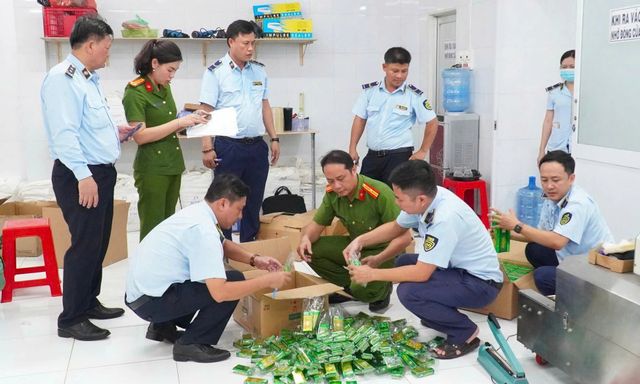 Triệt phá đường dây sản xuất hơn 27.000 chai dầu gió giả ở Tây Ninh