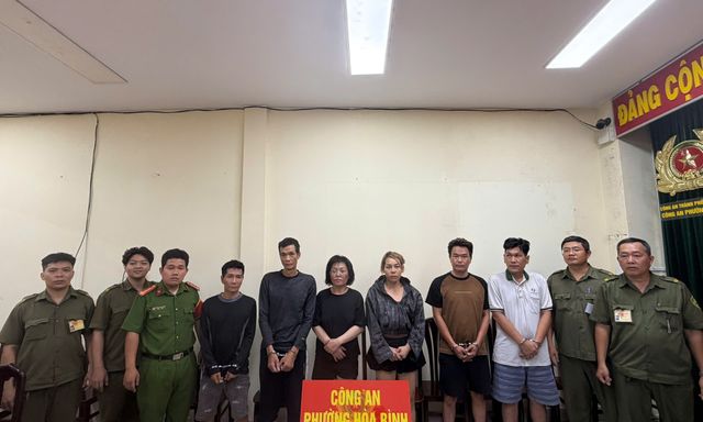 TP.HCM: Bắt nhóm người sử dụng ma tuý trên xe taxi