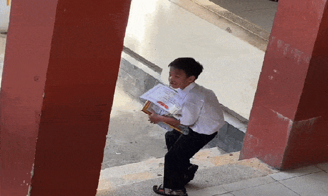 Video ngày bế giảng của học sinh tiểu học khiến nhiều người đồng cảm: : “Đúng là sức nặng của tri thức”