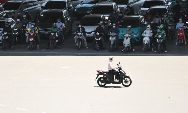 Toàn cảnh Hà Nội trong ngày nắng nóng đỉnh điểm 40 độ C: Thành phố hầm hập như “chảo rang”, dân công sở và tài xế đều 
