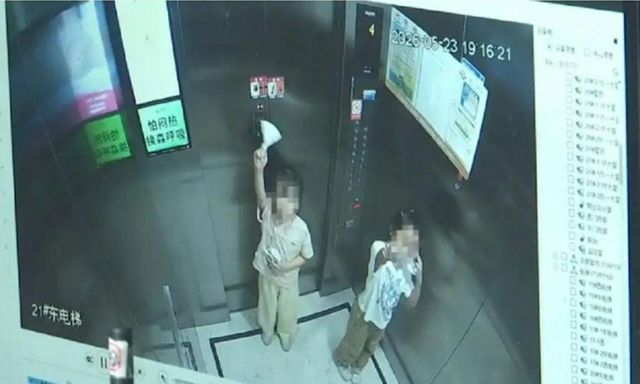 Hai bé gái 9 tuổi bị kẹt trong thang máy suốt 2 giờ, cầu cứu 50 lần nhưng bảo vệ vẫn ngó lơ