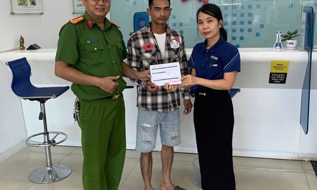 Tài khoản MBBank vừa nhận 35,6 triệu đồng, Công an tìm đến tận nhà người đàn ông SN 1999 để làm việc
