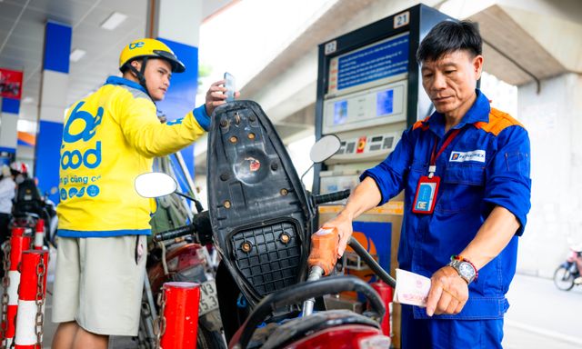 Xăng E10 chính thức đến tay người tiêu dùng: Ghi nhận thực tế tại cửa hàng xăng dầu ở Hà Nội