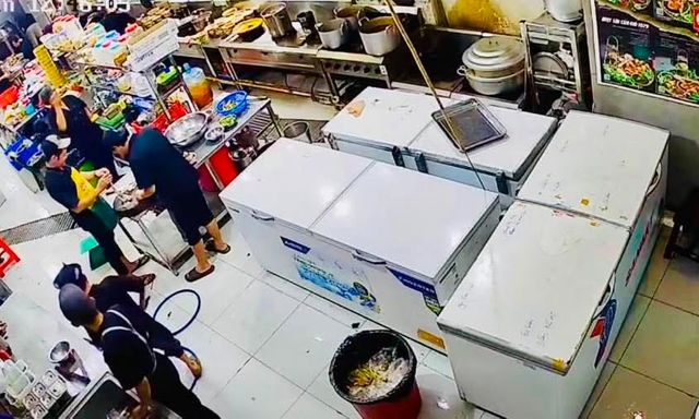 Nam nhân viên bếp vác dao chém đồng nghiệp nguy kịch ở TP.HCM, thay đồ né camera rồi trốn chạy xuyên biên giới