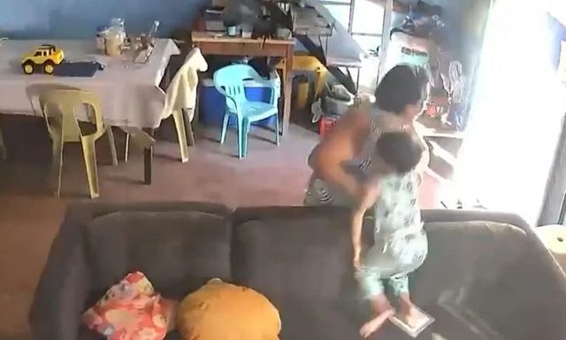 Quá cảm động: Người bà bất chấp tất cả, ôm chặt bảo vệ cháu nhỏ trong trận động đất 7,8 độ