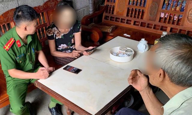 Đôi vợ chồng rủ hàng xóm tham gia 