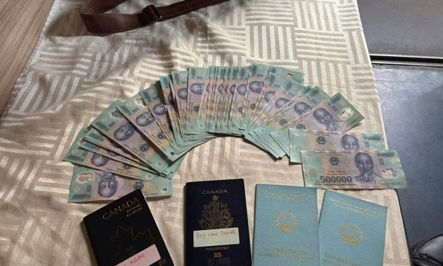 Phát hiện 50 tờ tiền có mệnh giá từ 500.000 đồng trong chiếc túi bỏ quên trên tàu SNT4