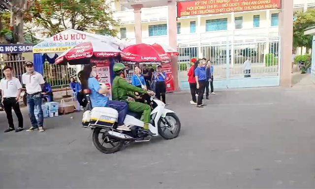 Nữ sinh ngủ quên, vắng mặt ở điểm thi tốt nghiệp THPT, công an tức tốc đến tận nhà đón đi