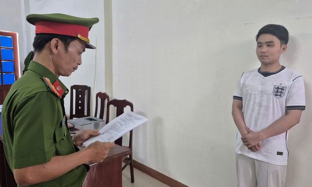 Tạm giữ hình sự nhân viên Thế Giới Di Động Trần Bá Trường SN 2001