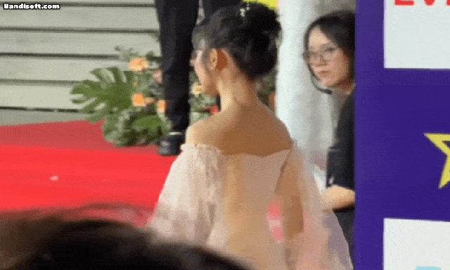 Gọi đây là mỹ nhân trong trẻo nhất Việt Nam có đúng không: Visual như ánh trăng sáng, cười lên tươi hơn mặt trời