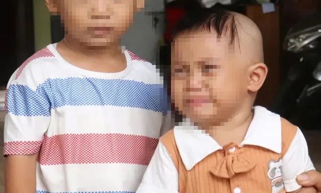 Xót xa cảnh 2 cháu bé bị bỏ rơi trước cổng chùa dưới trời mưa ướt sũng