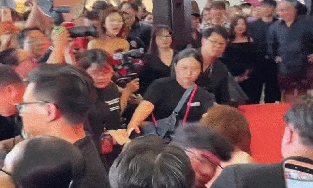 Clip viral: 1 mỹ nhân Việt bị thợ chụp ảnh xô ngã trên thảm đỏ, thái độ sau đó khiến netizen tức điên