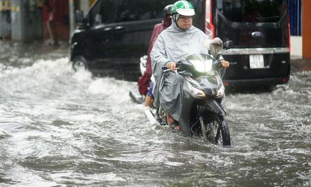 Mưa lớn gần 30 phút, khu nhà giàu TP.HCM hóa 