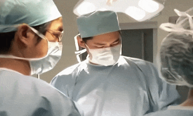 Cảnh phim vô lý nhất màn ảnh Việt: Bác sĩ đang mổ tự nhiên kêu đồng nghiệp đi mua bánh mì ăn