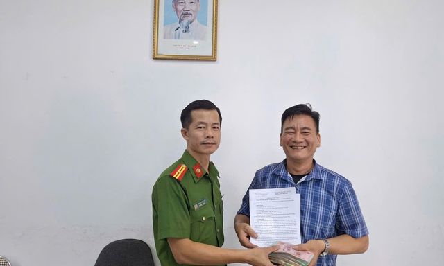 Tài khoản bất ngờ nhận 137,763 triệu đồng lúc 23h45, chàng trai ở Hàn Quốc lập tức gọi về Việt Nam: Người cha rút toàn bộ tiền mặt giao cho công an