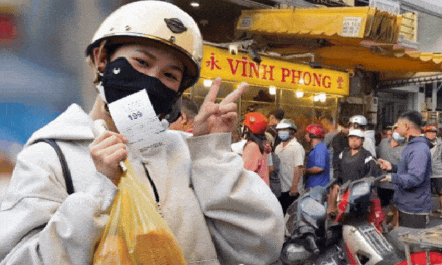 Cảnh tượng lạ ngày Tết Đoan Ngọ tại TP.HCM: Người dân xếp hàng, cầm theo số phiếu tới 248 vẫn vui vẻ đợi chờ