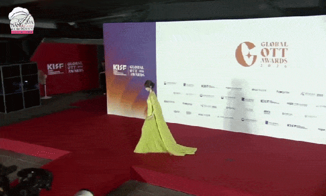 Mỹ nhân Hoa ngữ đang viral khắp Hàn Quốc vì đẹp rụng rời: Vừa đáng yêu vừa gợi cảm, khen cả ngày không chán
