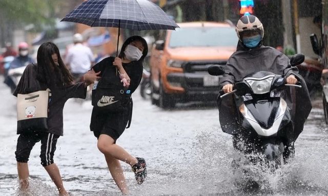 Thời tiết miền Bắc thay đổi đột ngột từ chiều tối nay: Mưa to, dông lốc xuất hiện sau đợt nắng nóng kéo dài
