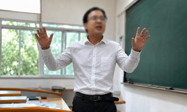 Thầy giáo khoe giúp sinh viên 