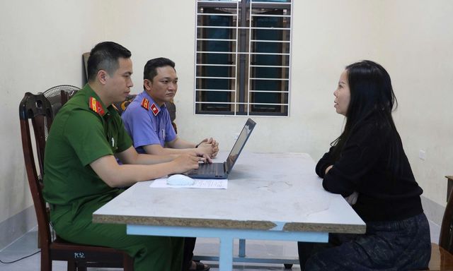 Hất 2 xô chất bẩn vào cửa hàng quần áo, Võ Thị Hằng SN 1973 bị khởi tố