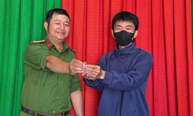 Người đàn ông đánh rơi nhẫn kim cương giá 97 triệu ở siêu thị Lotte: Công an vào cuộc, trích xuất camera truy tìm tung tích