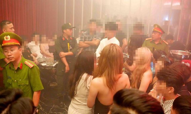 Kiểm tra quán cafe & cocktail Chaos, phát hiện 2 khách dương tính với ma túy
