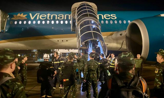 Bên trong chuyến bay đặc biệt mang số số hiệu VN66 của Vietnam Airlines đưa lực lượng cứu trợ, hàng hóa tới Venezuela trong đêm