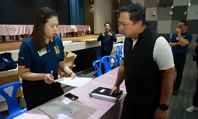 Bị lật tẩy khi đi thi hộ cho thí sinh 28 tuổi, người đàn ông 57 tuổi nói khuôn mặt thay đổi do hóa trị ung thư