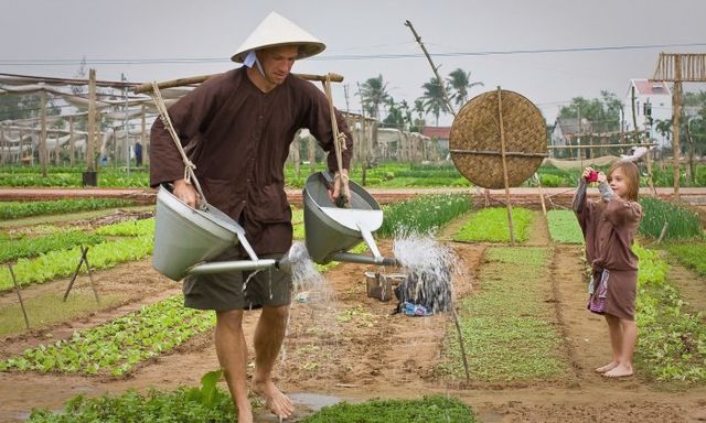 Việt Nam có ngôi làng khách Tây xếp hàng để được làm nông dân, bí quyết rau ngon nằm ở một loại 