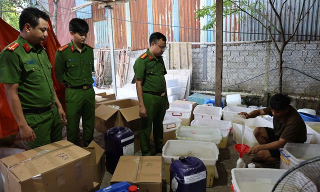 Cận cảnh xưởng sản xuất sữa tắm, dầu gội giả tại Ninh Bình, thu giữ gần 30.000 sản phẩm: Khởi tố Phạm Thị Thảo SN 1993 và Lương Văn Khải SN 2007