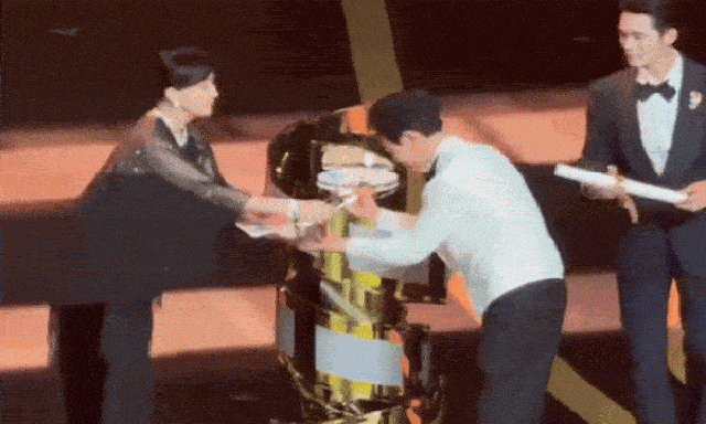 Nam diễn viên bị 800 đoàn phim từ chối vì“thấp như chú lùn”, giờ đứng trên đỉnh showbiz ai cũng phải ngước nhìn