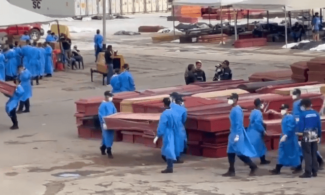 Xót xa cảnh quan tài xếp hàng dài ở Venezuela sau động đất kép, cả đất nước gồng mình chống chọi với thảm họa