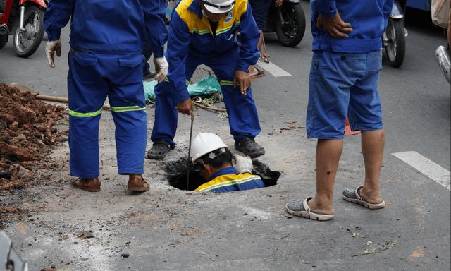 TP.HCM: Hố sụt lún sâu 1 mét xuất hiện trên đường Nguyễn Thị Minh Khai, giao thông ùn ứ