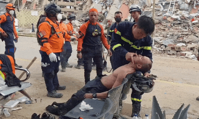 Khoảnh khắc chiến sĩ Việt Nam cứu nguy cho đồng đội nước bạn giữa hiện trường động đất Venezuela