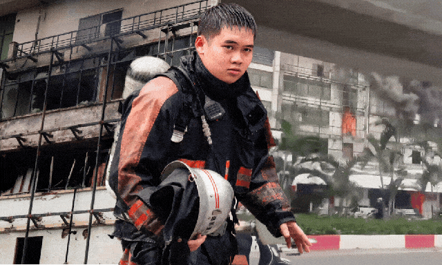 Lời kể của công nhân vụ cháy lớn ở Hà Đông: Bên trong chỉ thấy khói, ra ngoài mới biết lửa đã bao trùm 2 tầng