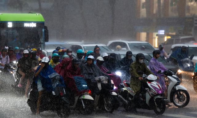 Mưa lớn bất ngờ trút xuống Hà Nội vào giờ tan tầm: Tình hình di chuyển các tuyến đường lúc này!