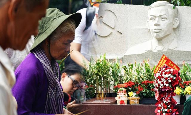 Người thương liệt sĩ Huỳnh Văn Quên cùng gia đình thắp nhang ở Công viên Lê Thị Riêng, ngóng chờ kết quả giám định ADN sau gần 60 năm