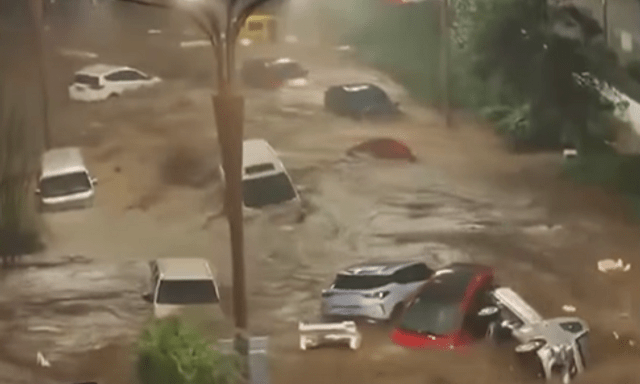 Kinh hoàng lũ quét ở Trung Quốc: Nước ngập hơn 2 mét, ô tô trôi như xe đồ chơi trên đường