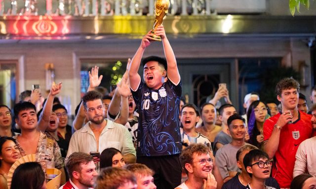 Không khí cổ vũ trận bán kết World Cup 2026 tại Hà Nội và TP.HCM lúc này: “Nóng” còn hơn trên sân!
