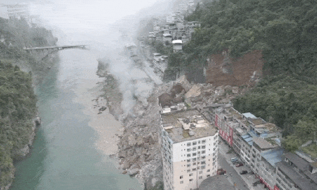 VIDEO: Sạt lở ở Trung Quốc, hơn 60 người dân kịp sơ tán trước khi núi đổ