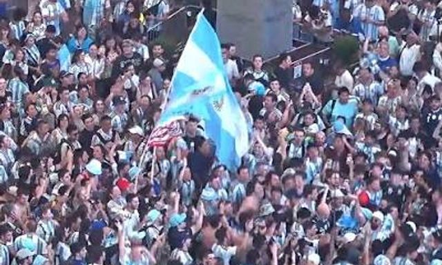 Nhìn là muốn bay ngay đến Mỹ: Người hâm mộ Argentina cuồng nhiệt dầm mưa, “phủ xanh” cả New York, không khí đã nóng hơn bao giờ hết rồi!
